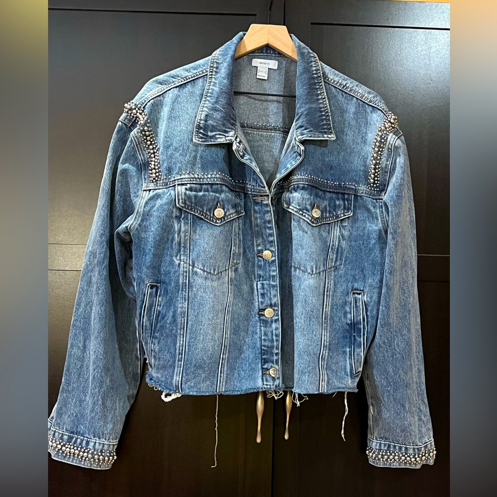 Forever 21 studs embellished blue denim / jean jacket. Size XL-2XL